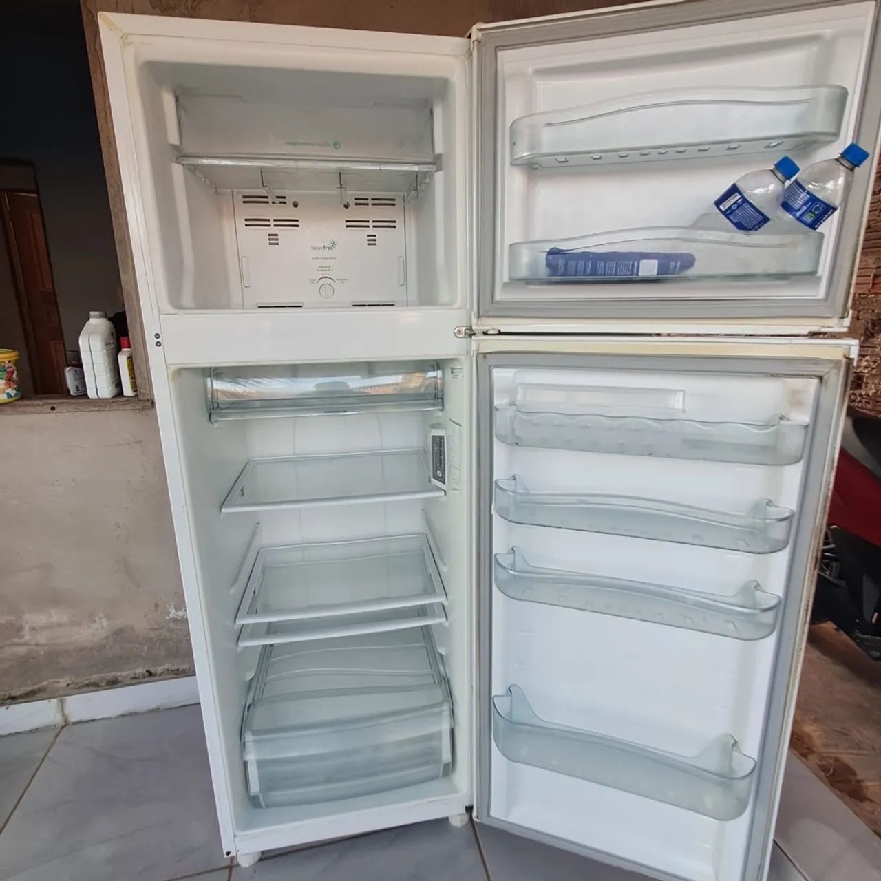 Vende se geladeira 