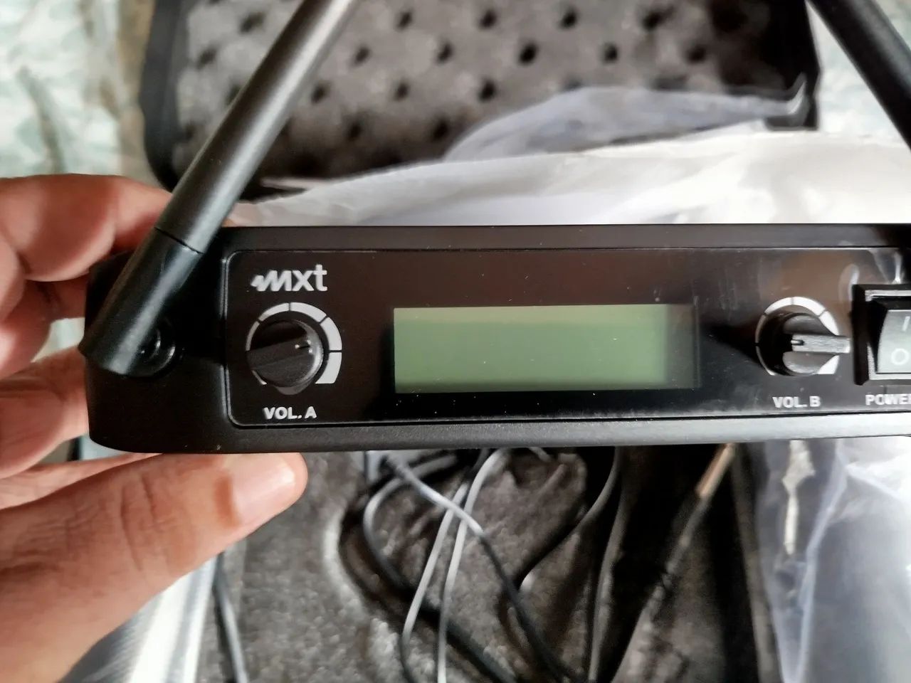 Microfone Sem Fio Duplo De Mão Uhf Mxt Uhf-520m 96 Canais Preto - Foto 4