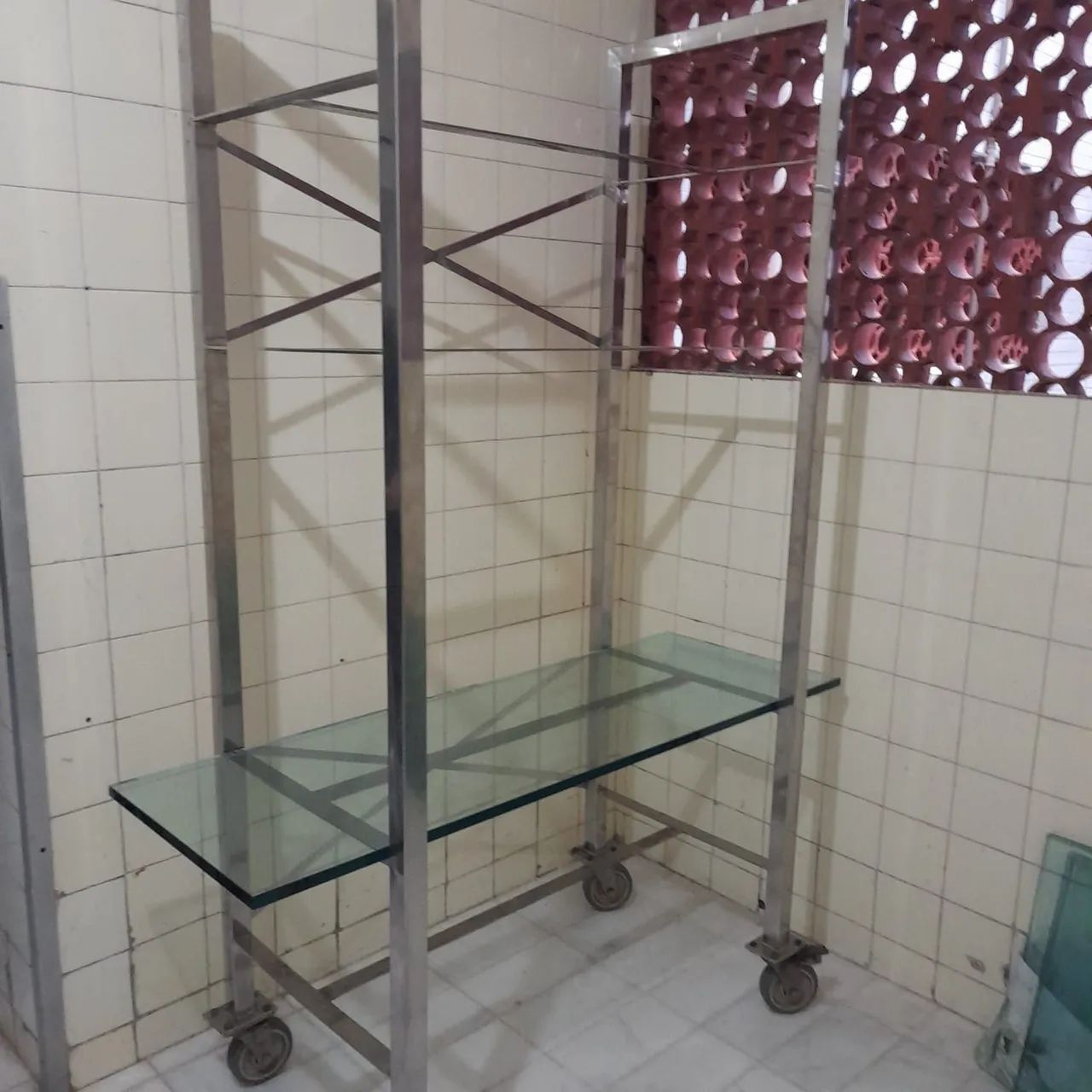vendo estante de inox com patileras de vidro  - Foto 2
