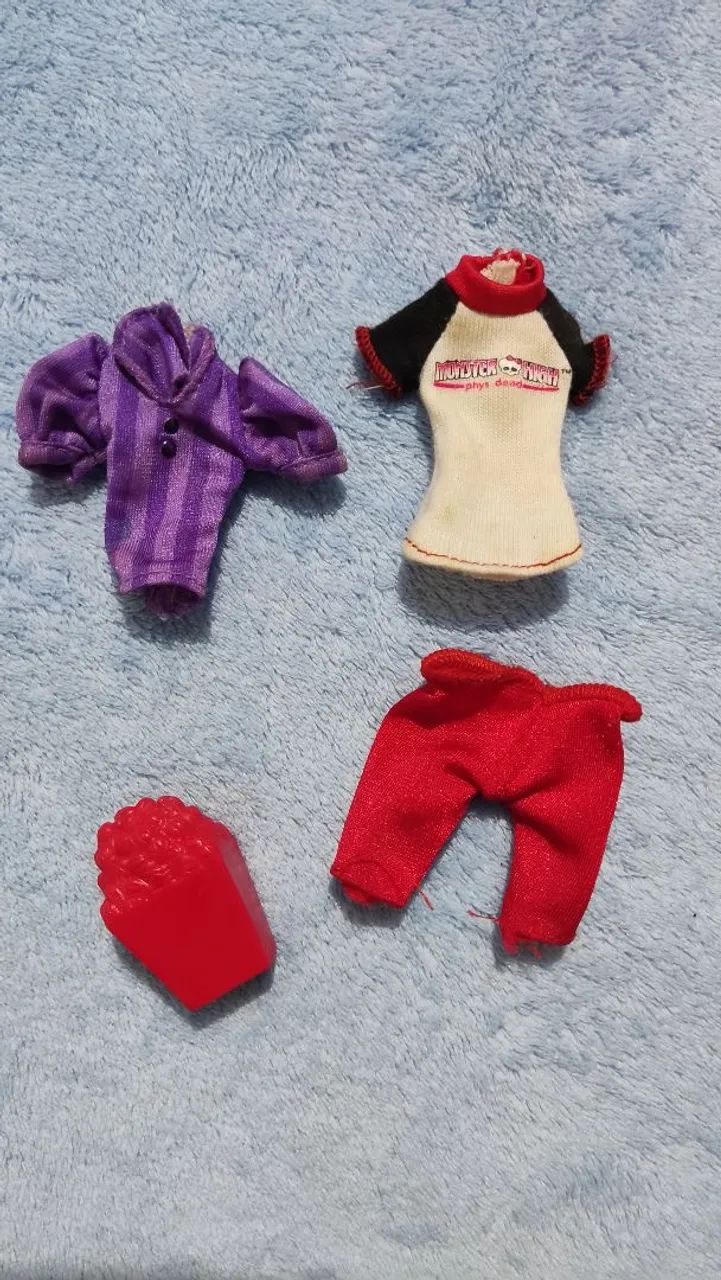 Lote de roupas Monsters high