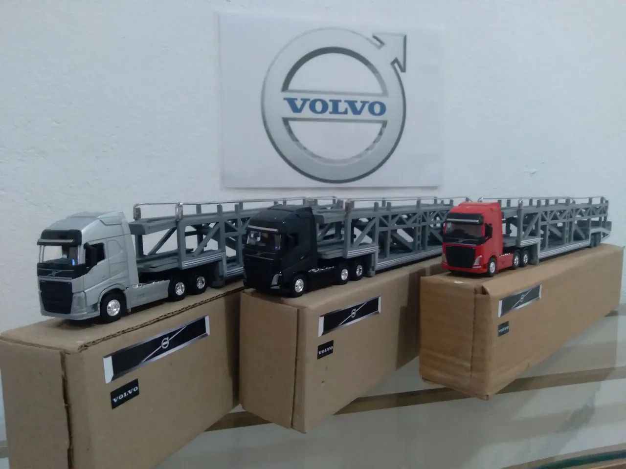 Miniatura Caminhão Cegonha Volvo Escala 1/64