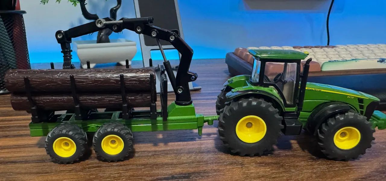 Miniatura John Deere Auto Carregavel 8430 1/64