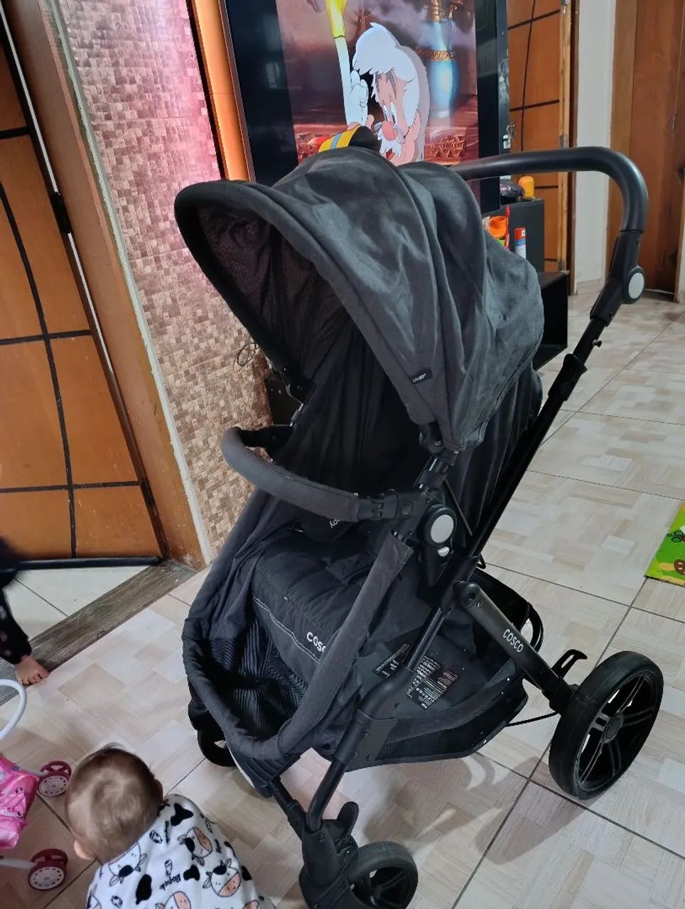 Carrinho de bebê cosco com bebê conforto e base para carro