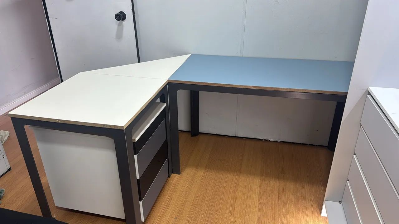 Mesa em L com base de ferro ,cor cinza 