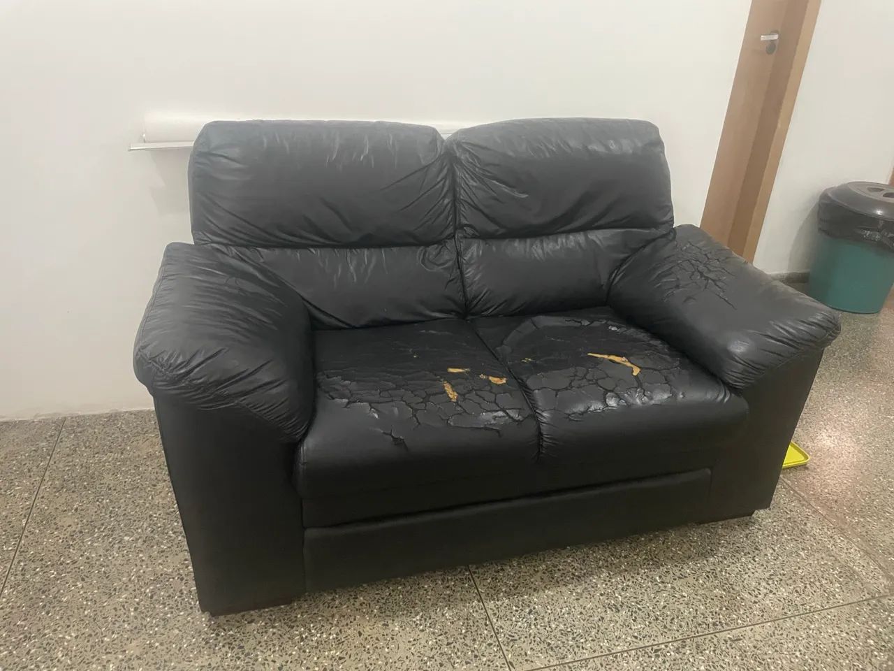 Sofa de 2 lugares em courino
