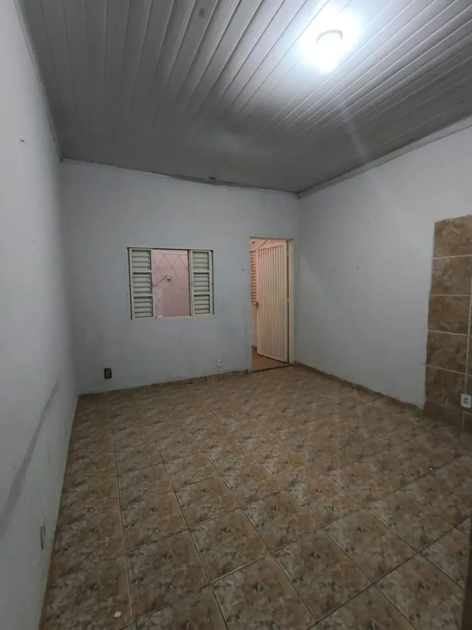 QNN 1! Casa de fundos com 2 quartos. Próximo ao Centro Ceilandia.