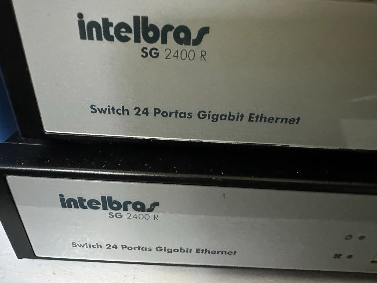 Um ( 1)  Switch Intelbras SG 2400 R. 24 portas