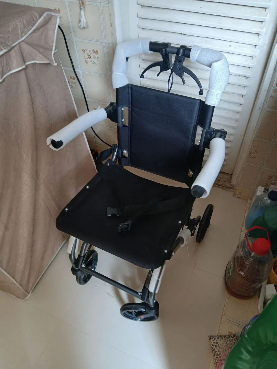 Cadeira de rodas, assento de silicone e cadeira de banho novos. - Foto 6