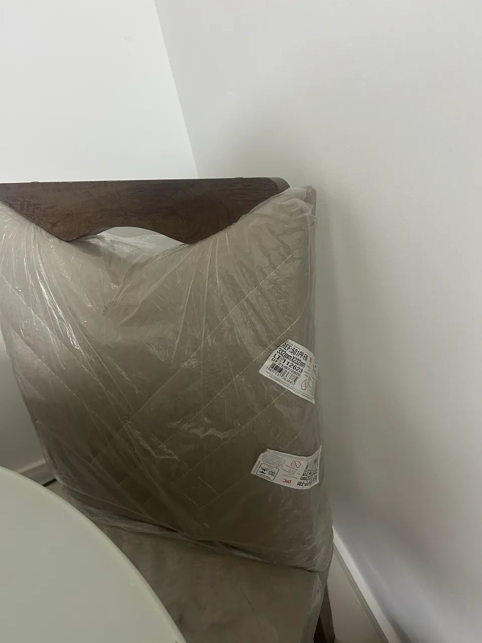 04 CADEIRAS DE JANTAR SEMINOVAS NO PLÁSTICO  - Foto 3