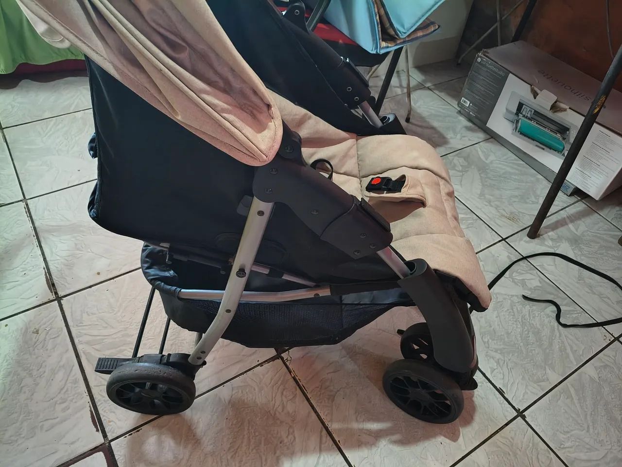 Carrinho e chiqueirinho de bebê 