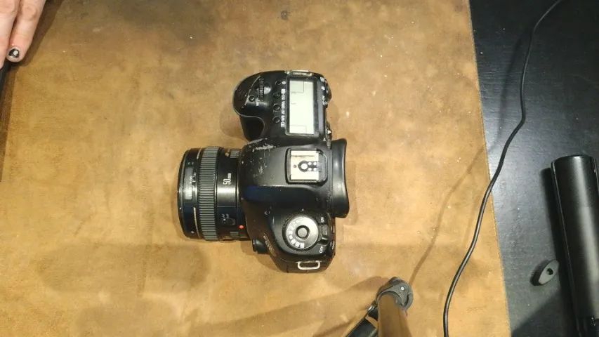 Canon EOS 5D Mark III + Lente EF 50mm f/1.4 USM + Caixa e