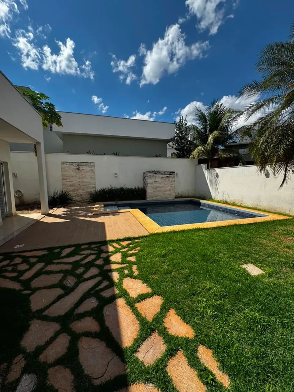 SOBRADO COM 4 SUITES À VENDA, 553m2 - FLORAIS CUIABÁ
