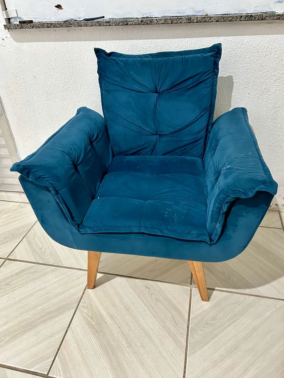 Poltrona estofada aveludada azul  - Foto 2