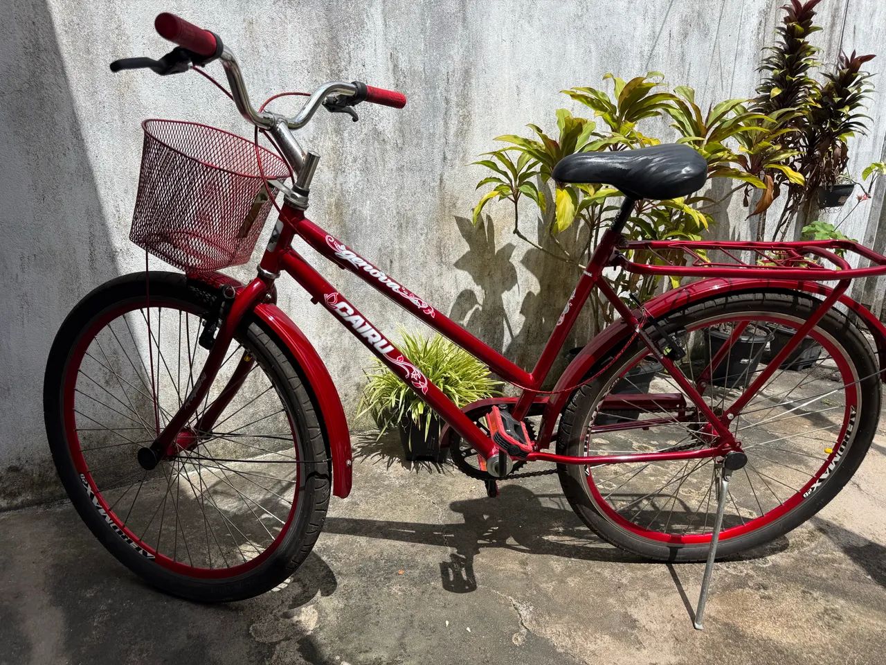 Bicicleta cairu vermelha. 