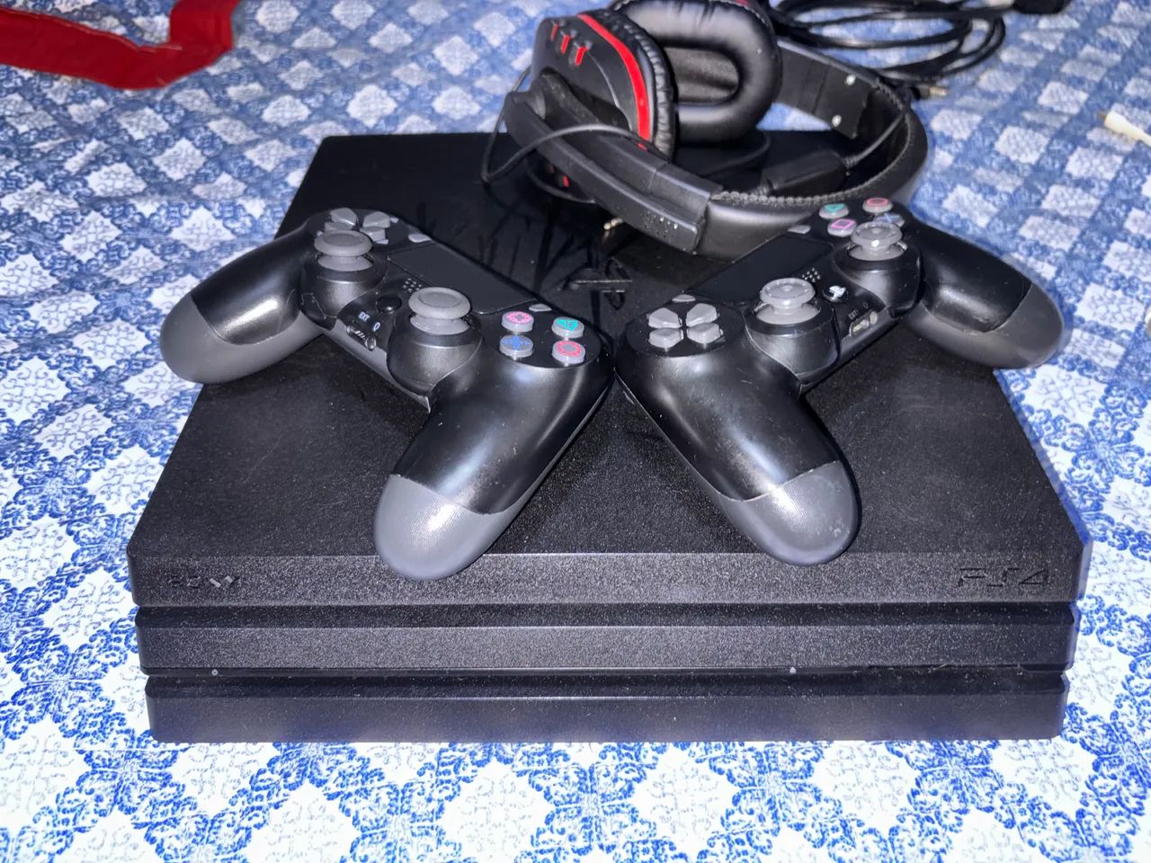 PS4 PRO 1 TB, 2 CONTROLES E GTA 5