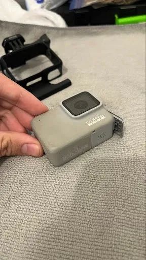 Câmera GoPro HERO7 Silver 4K + Frame Original + Cartão SanDisk