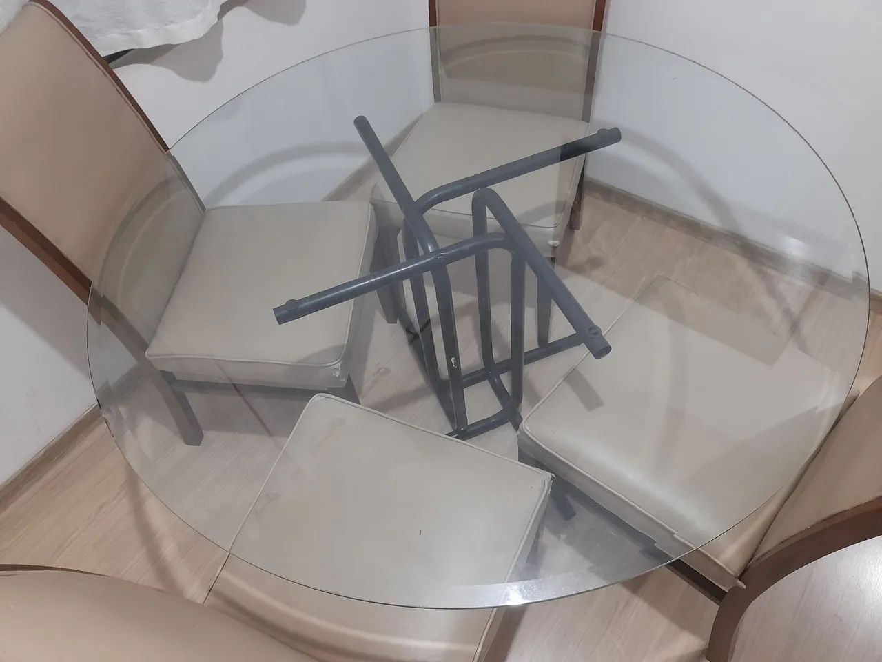 Mesa de vidro com 4 cadeiras e um sofá  - Foto 3