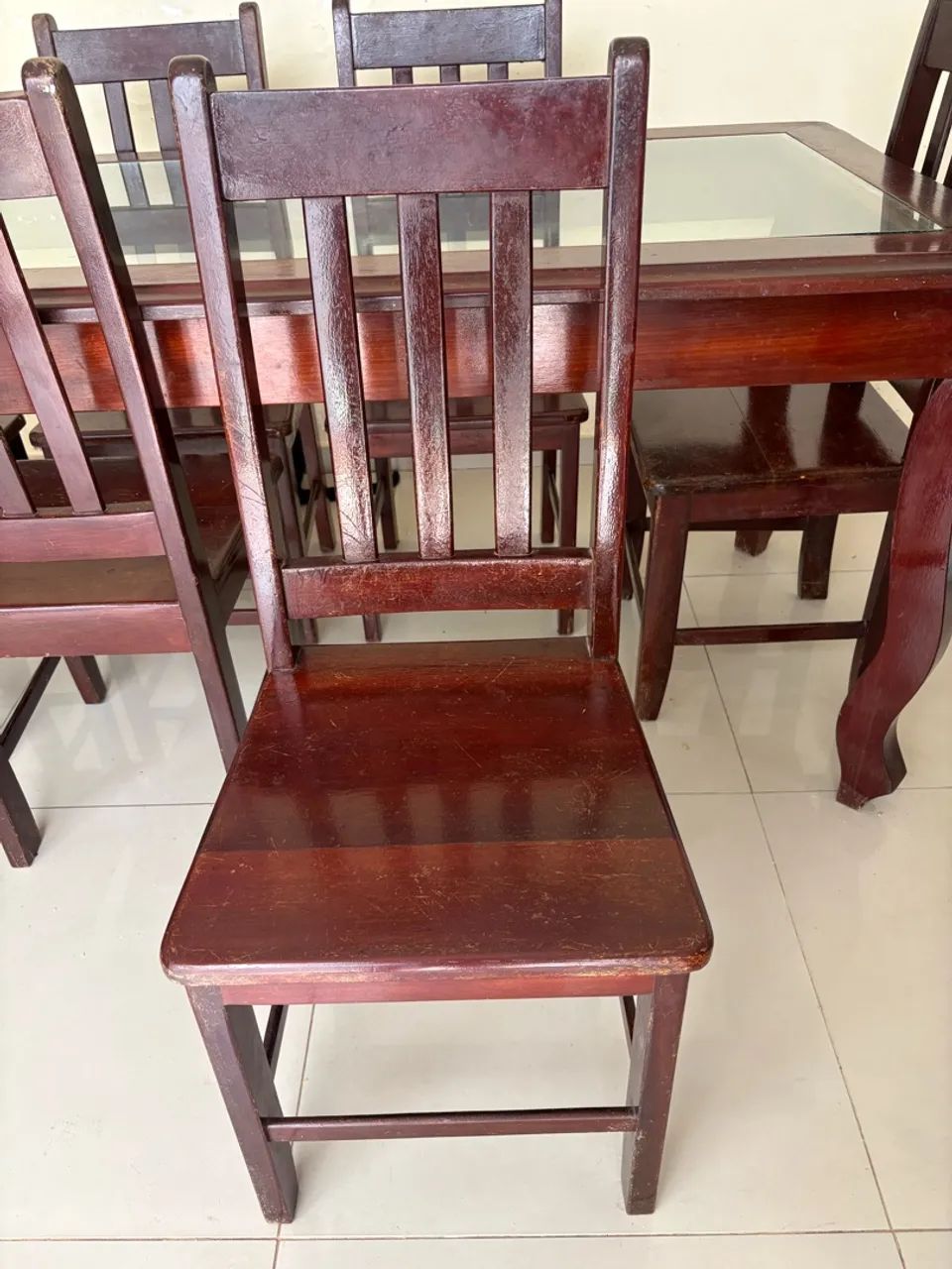 Mesa de madeira maciça com 6 cadeiras - Foto 2