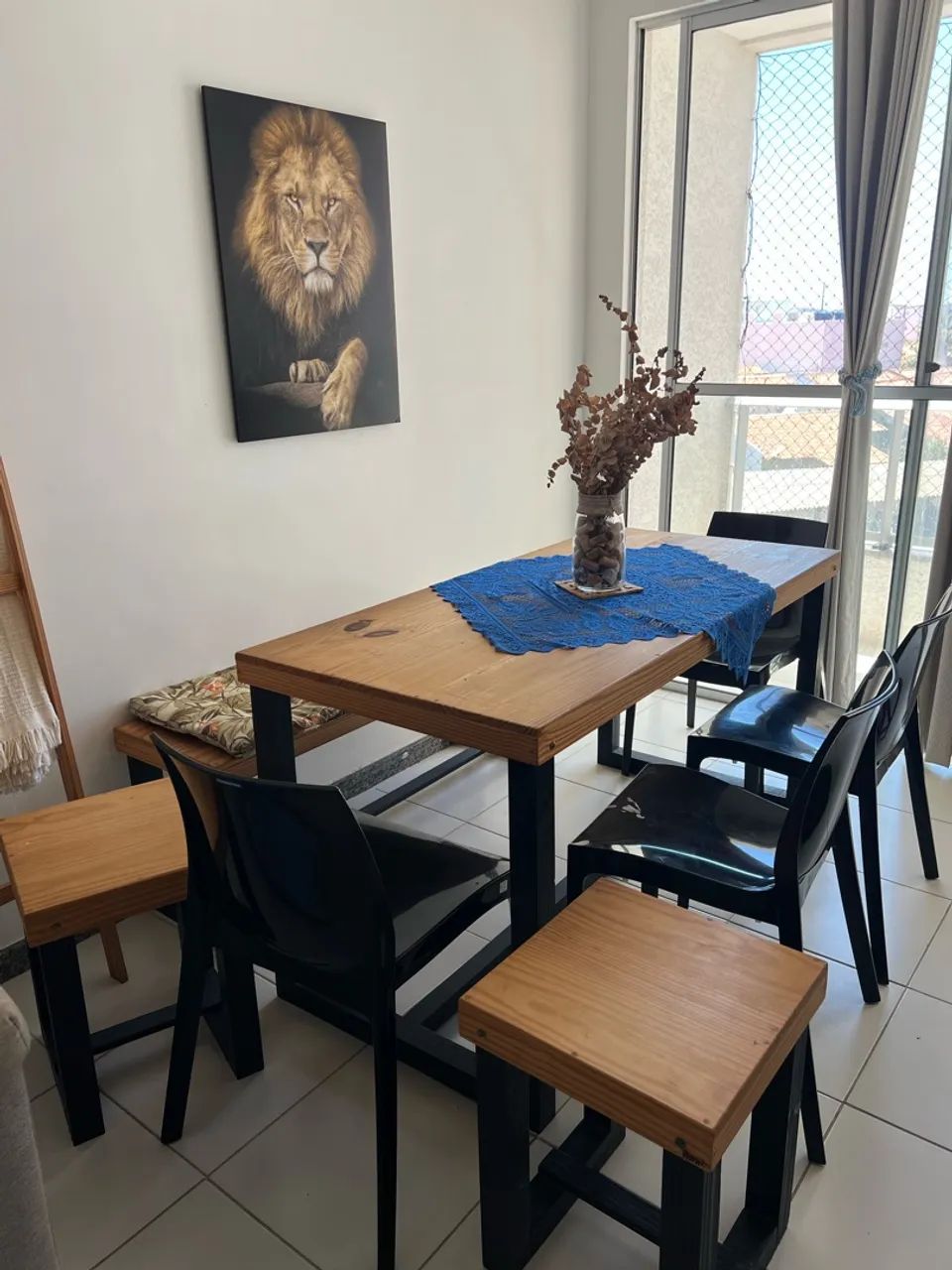 Mesa com 4 cadeiras e três bancos. (Duas almofadas de brinde)
