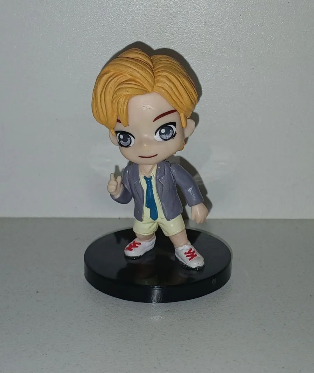 BONECO MINIATURA BTS V COLADO NA BASE