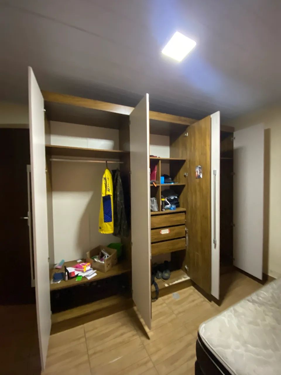 Roupeiro com 6 portas - Foto 2