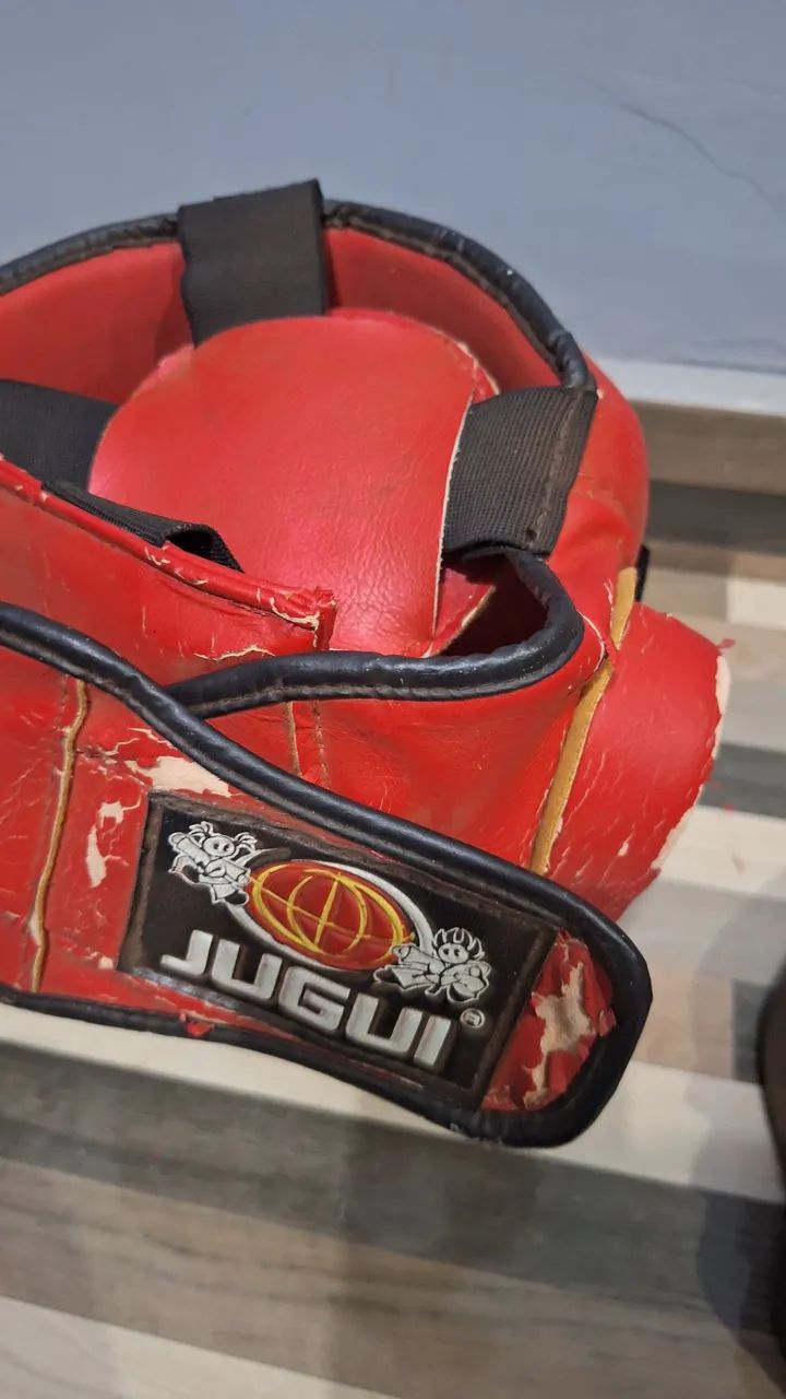 Kit boxe : capacete mais manopla. (Atenção)  o capacete vermelho está com desgaste  - Foto 6