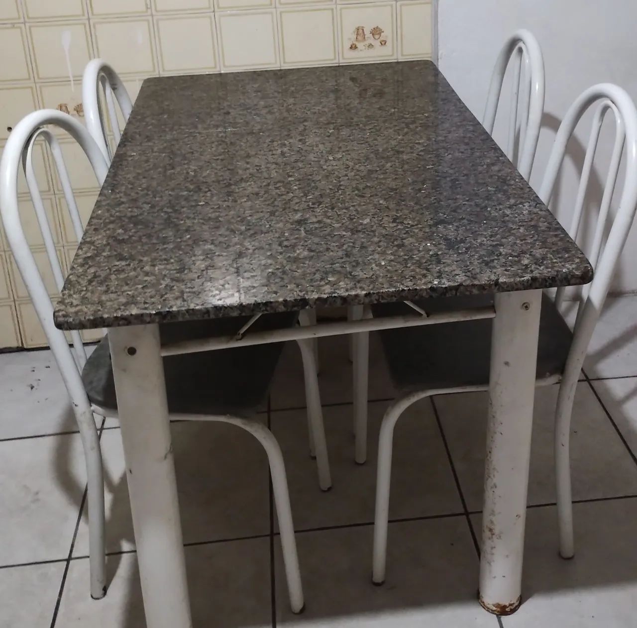 Mesa de Granito 4 Cadeiras (550,00)