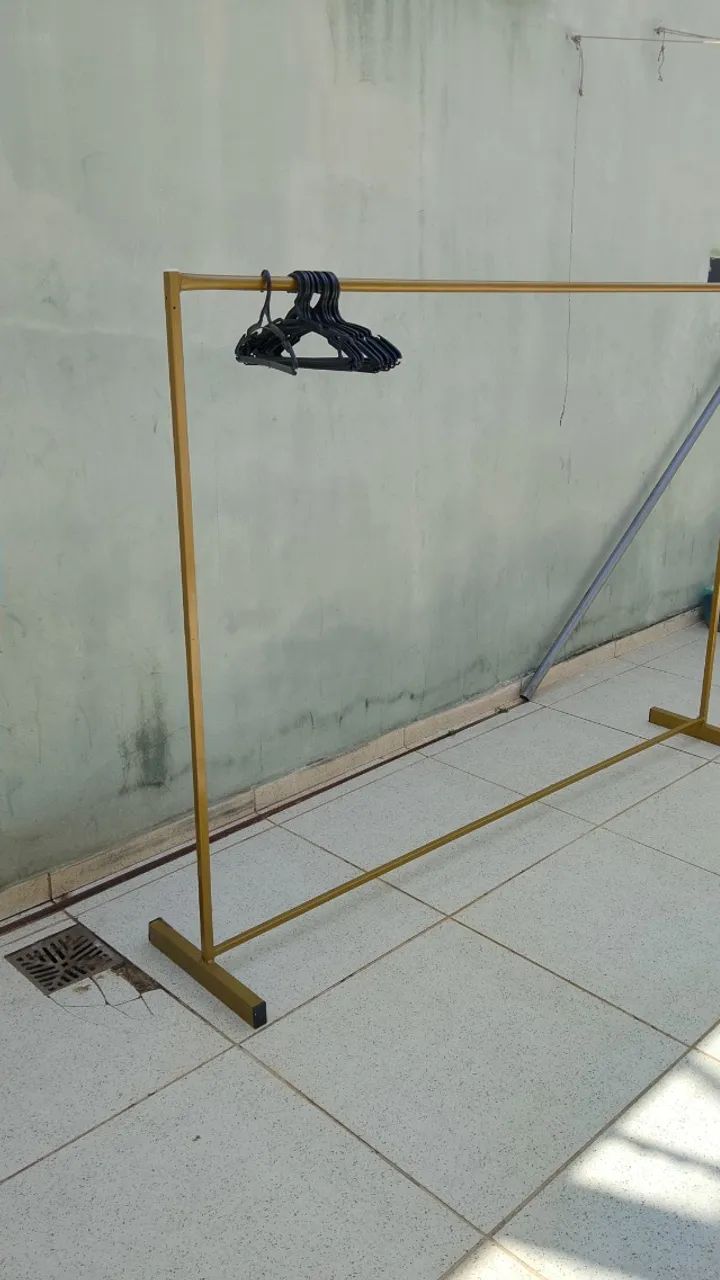 Arara de roupa para loja