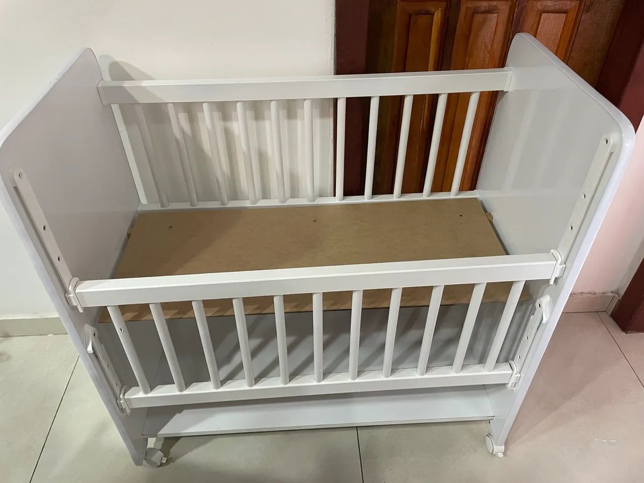 Mini Berço Branco com Rodízios, Grade Móvel e Colchão Incluso - Foto 2