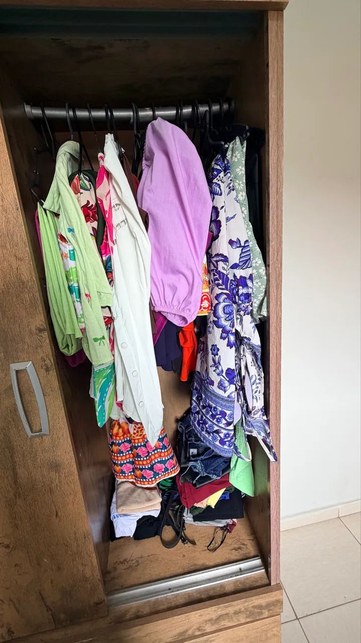Guarda roupa de solteiro com ótimo espaço interno, ideal para quartos pequenos. - Foto 4