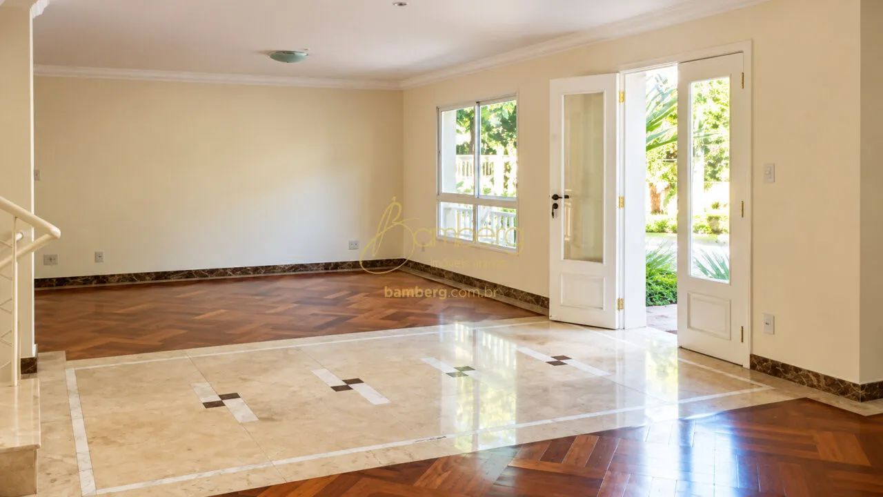 Casa em Condomínio com 4 dormitórios, 4 Suítes e 4 Vagas!
