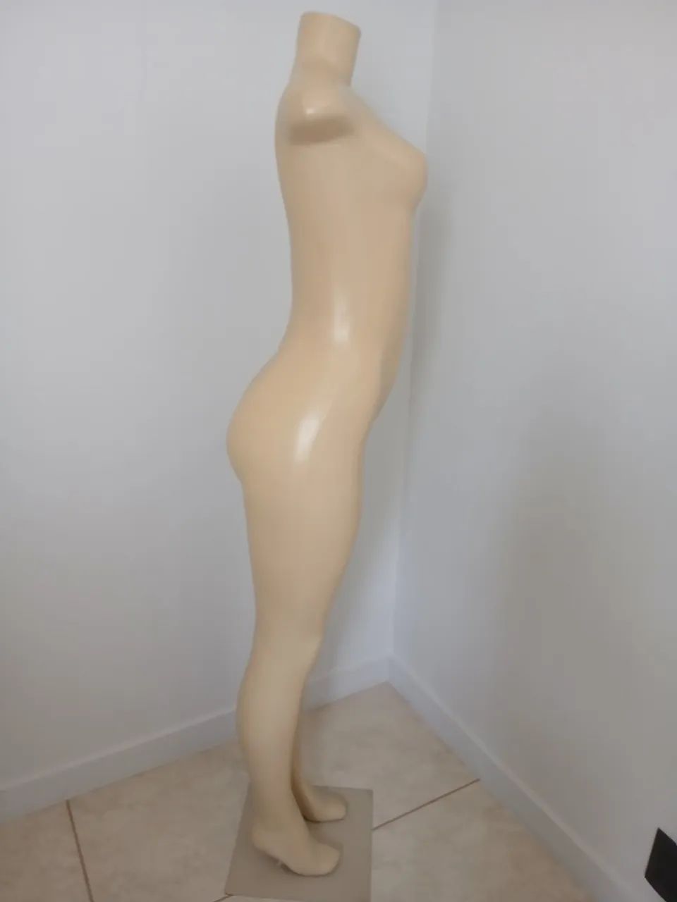 Manequim Feminino Sem Cabeça Com Pedestal Ótimo Estado - Foto 3