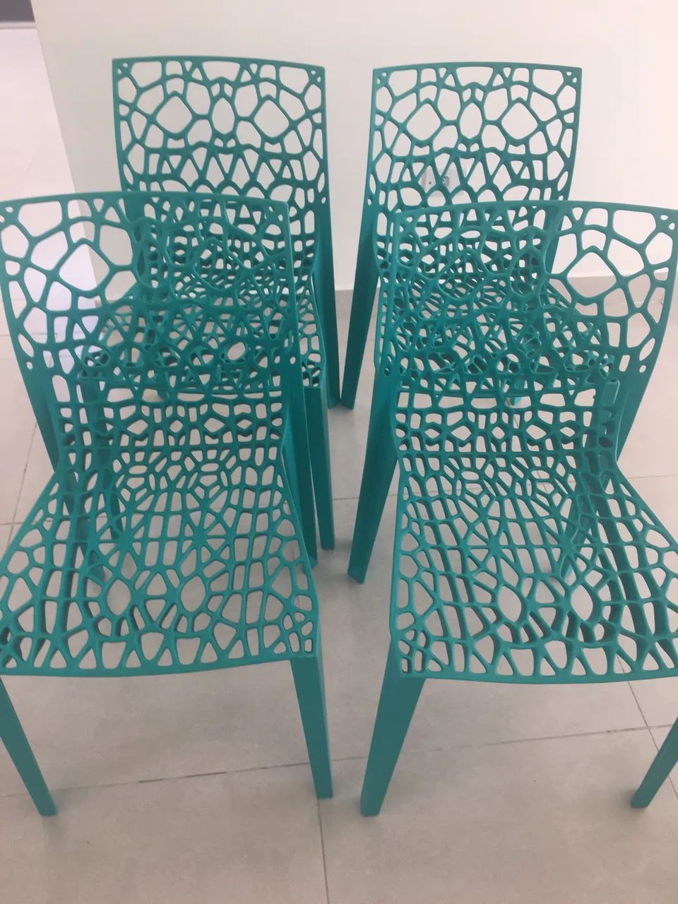 Vendo 4 cadeiras de plástico novas sem uso .  - Foto 2