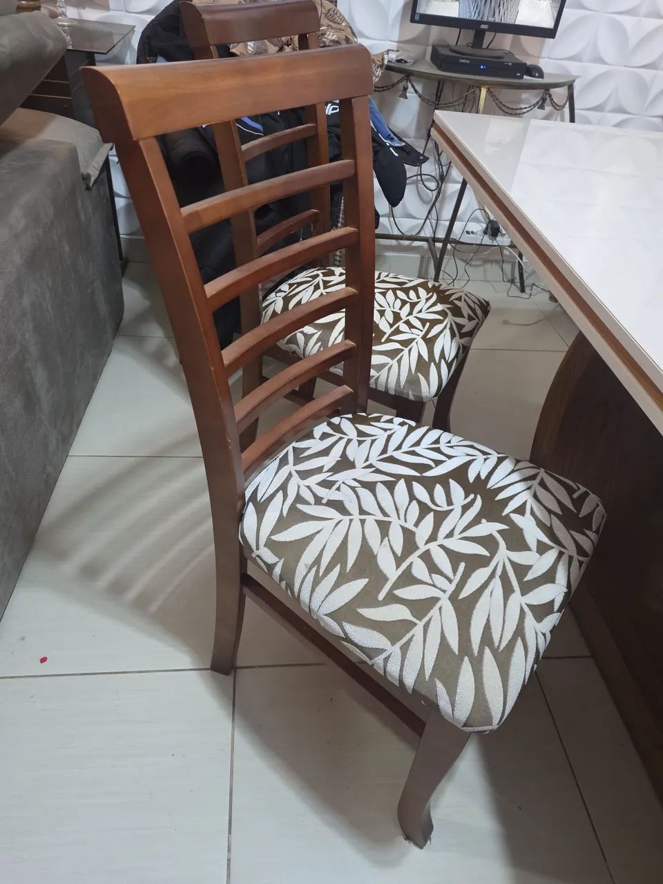 Mesa jantar 6 cadeiras madeira maciça com vidro Grosso de primeira  - Foto 4