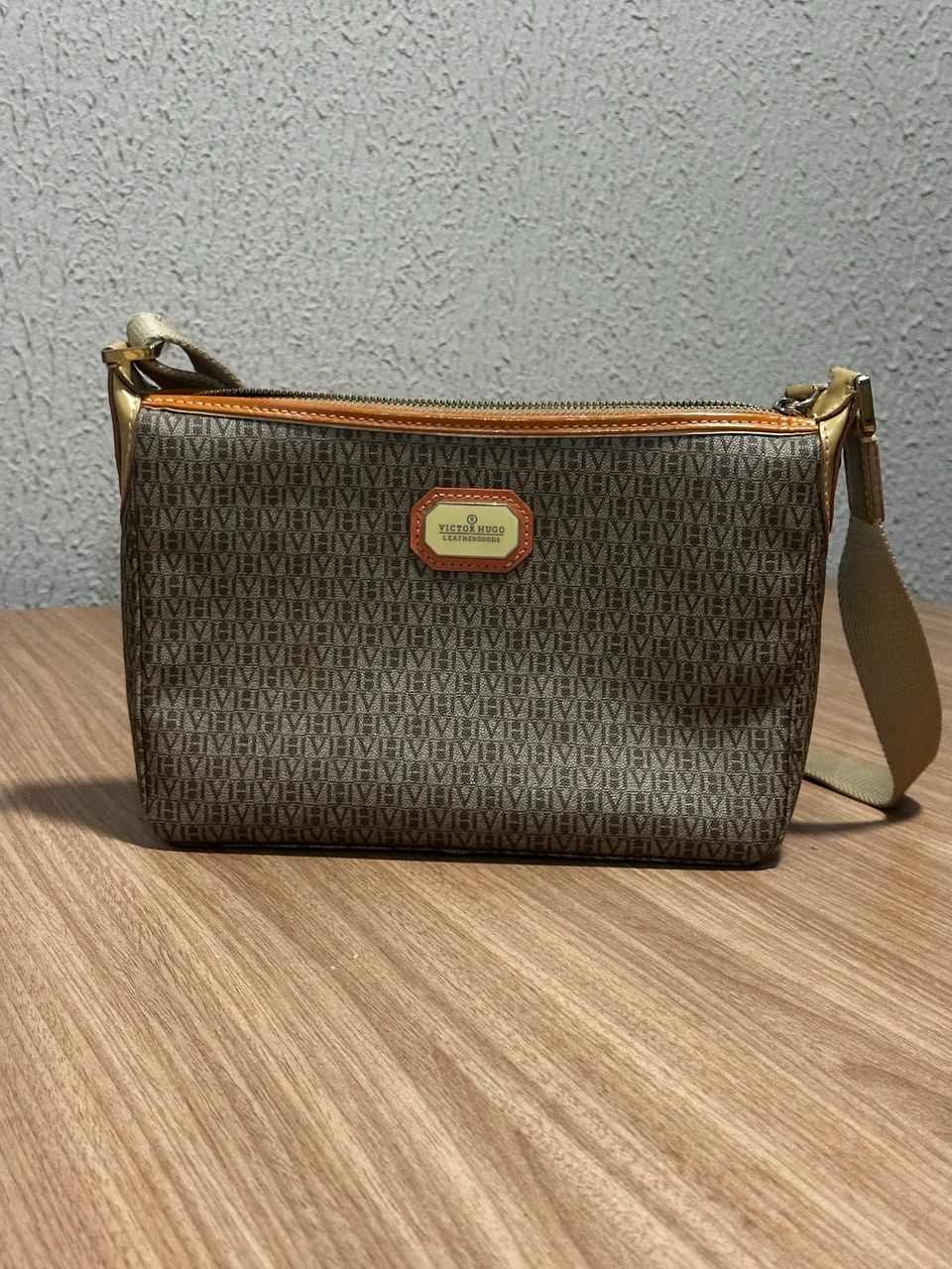bolsa original victor hugo monograma vh transversal e atemporal