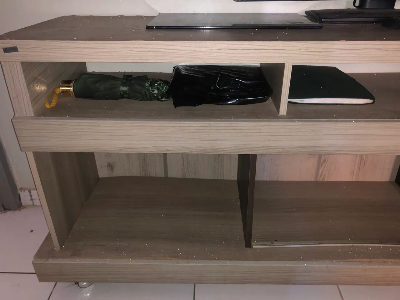 VENDO RACK P/ SALA COM AVARIAS! - Foto 2