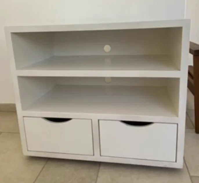 Rack branco em madeira 