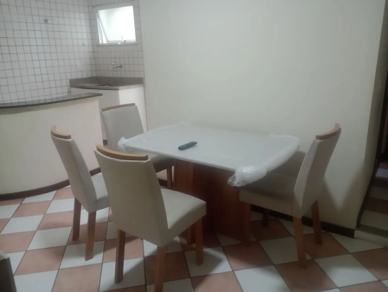 Vendo meses muito Nova com 4 cadeiras 