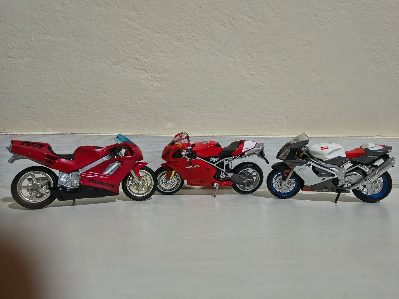 Miniaturas de moto 1:18.  Super conservadas 