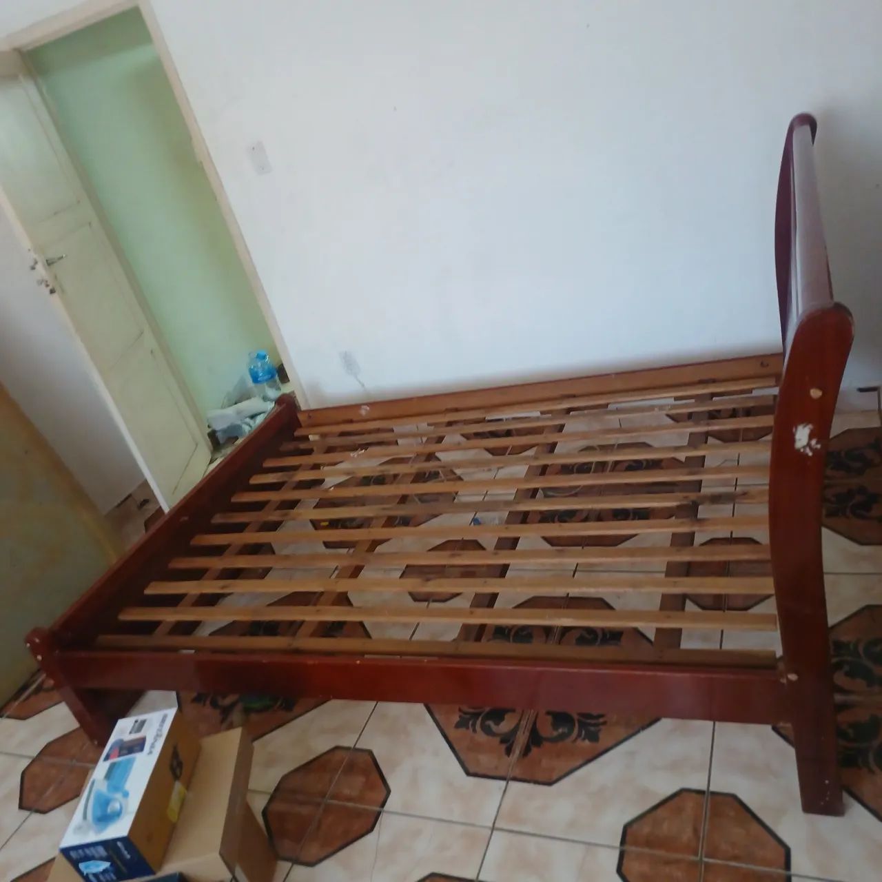 Cama casal de madeira com colchao - Foto 2