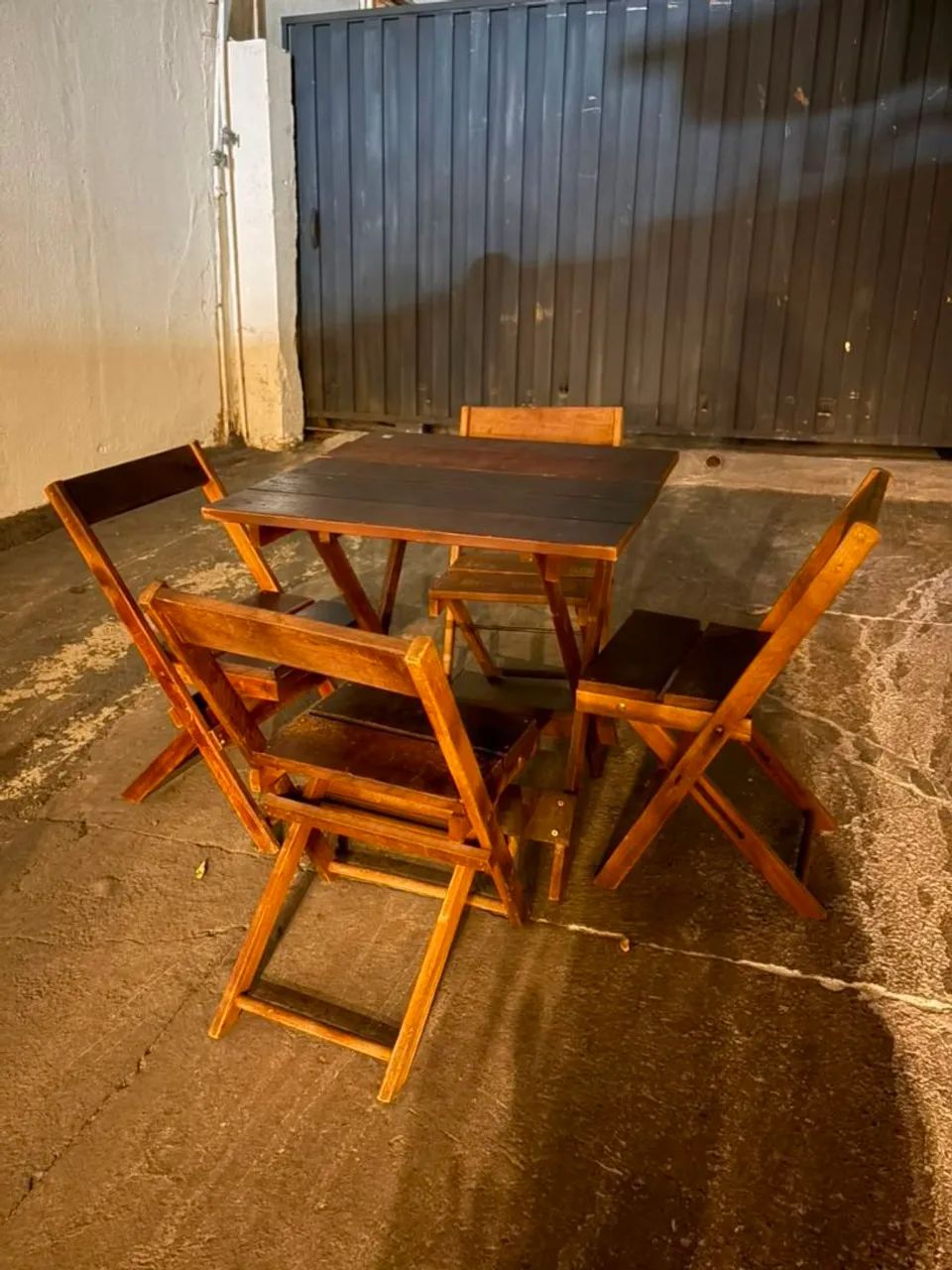 Vendo jogo de 9 mesas de madeira maciça pra comércio - Foto 4