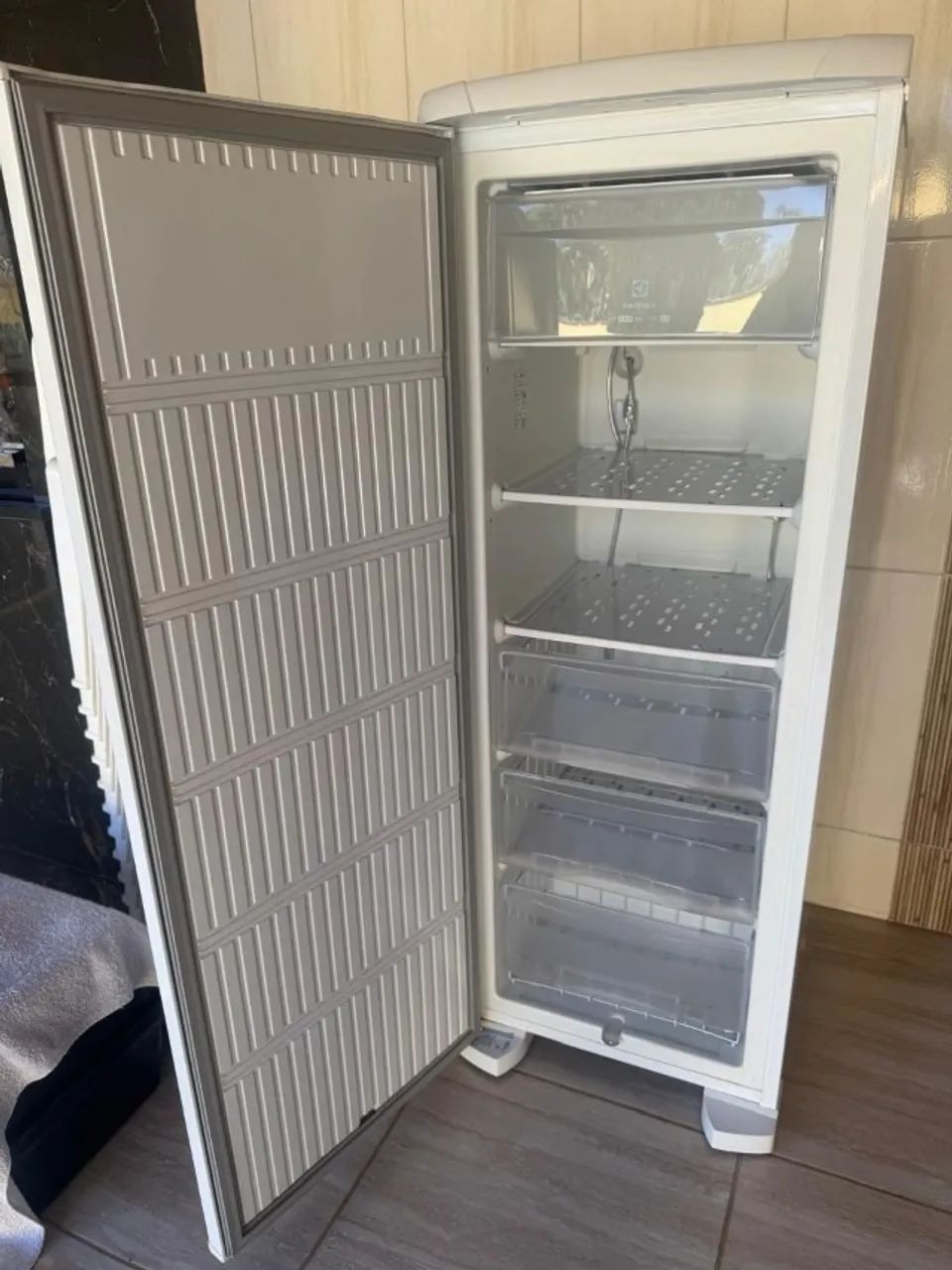 Freezer vertical Eletrolux - Foto 2
