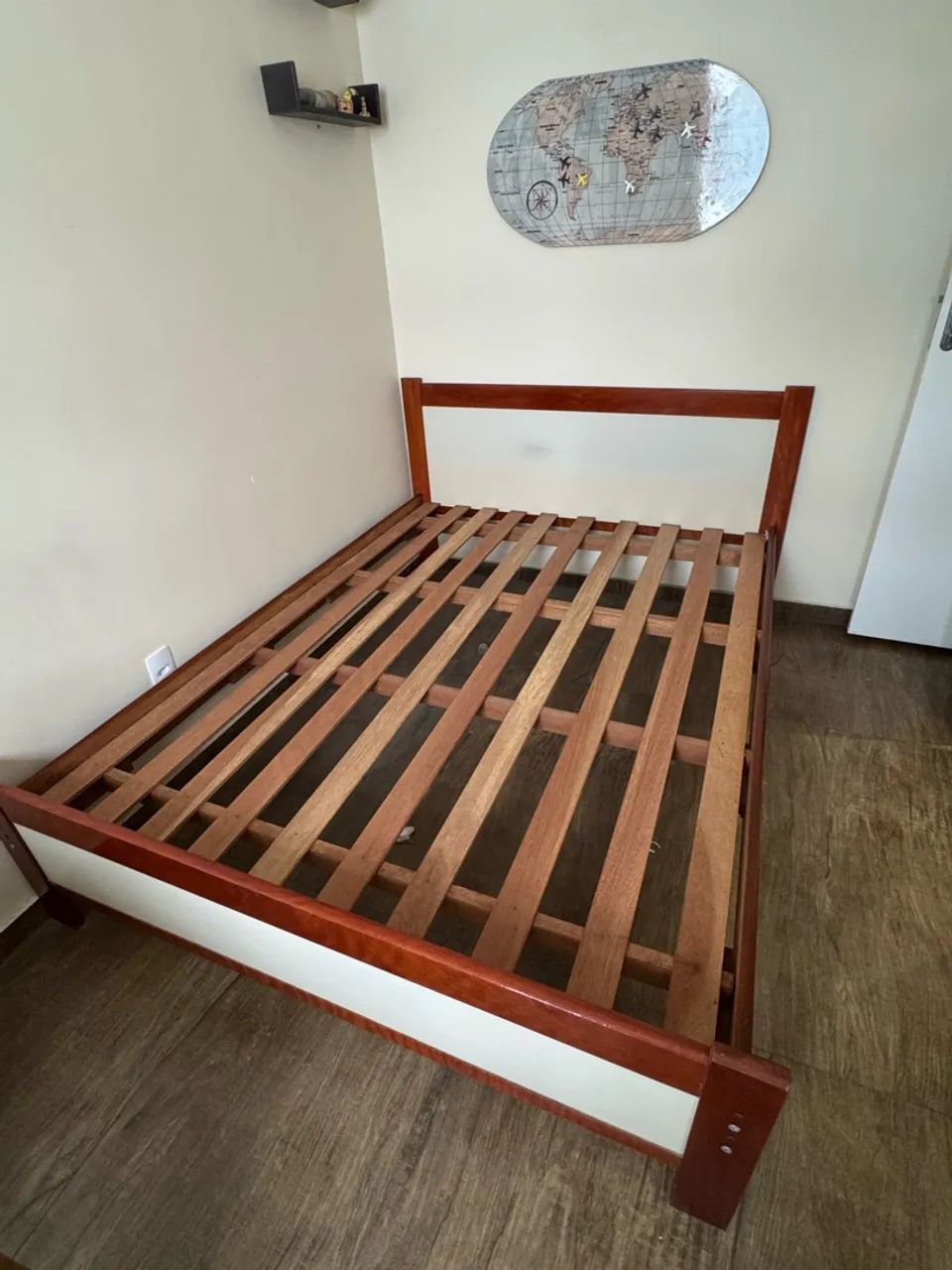 Cama com colchão e mesa de cabeceira  - Foto 3