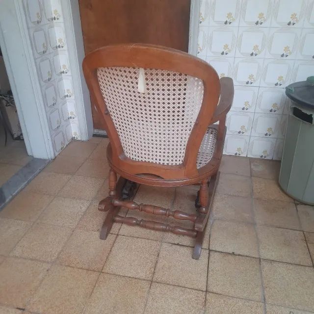 Cadeira de Balanço de Madeira Maciça - Foto 2