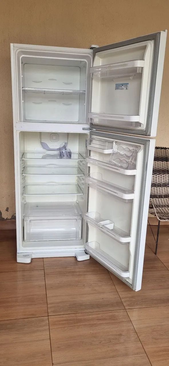 Vendo Geladeira Eletrolux Dc 51 - Foto 3