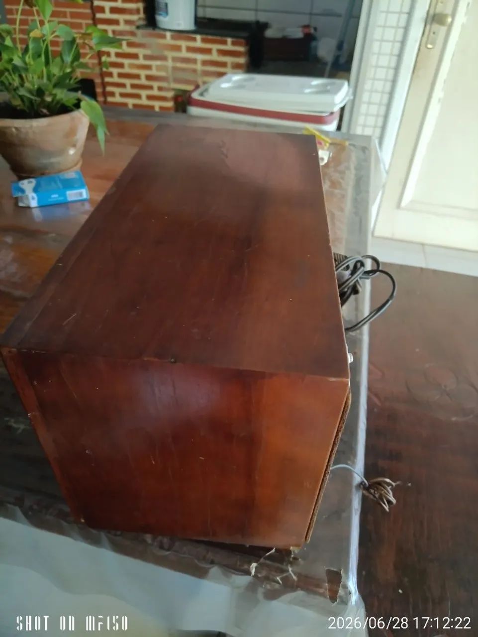 Vendo rádio antigo funcionando não sei a marca dele acho que a caixa não e original dele  - Foto 2