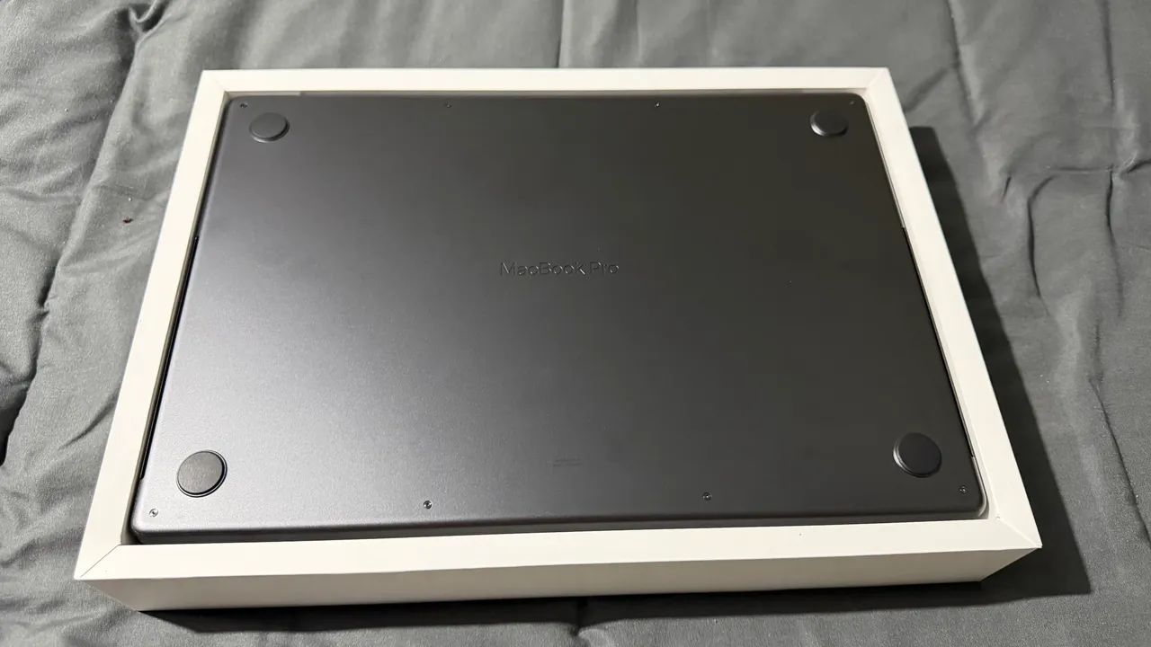 MacBook M5 Pro 18-core CPU 20-core GPU 24GB RAM 1TB SSD Space Black  - Foto 2