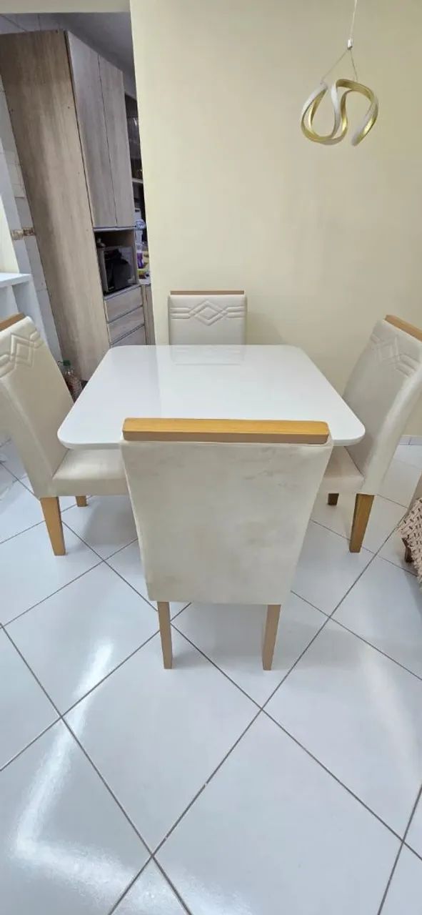 VENDO CONJUNTO DE MESA COM 4 CADEIRAS SEMI NOVA  