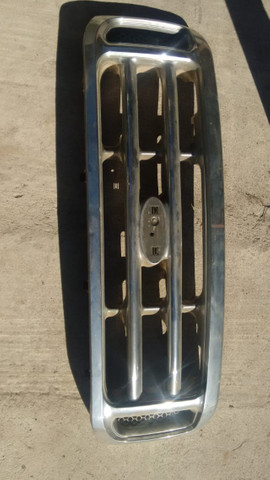 Grade frontal Ford 250 com pequena avaria. - Foto 2
