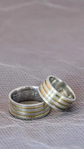 Par de alianças com 8mm, polida com frisos banhados em ouro amarelo - Prata 950
